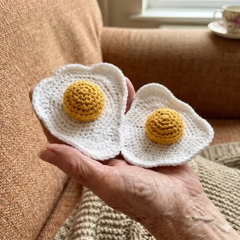 Complimentary Beginner Friendly crochet pattern: Fried Egg Amigurumi Pattern - Simple to follow guide