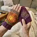 Feather Moss Gloves Pattern step 3 - details and accessories