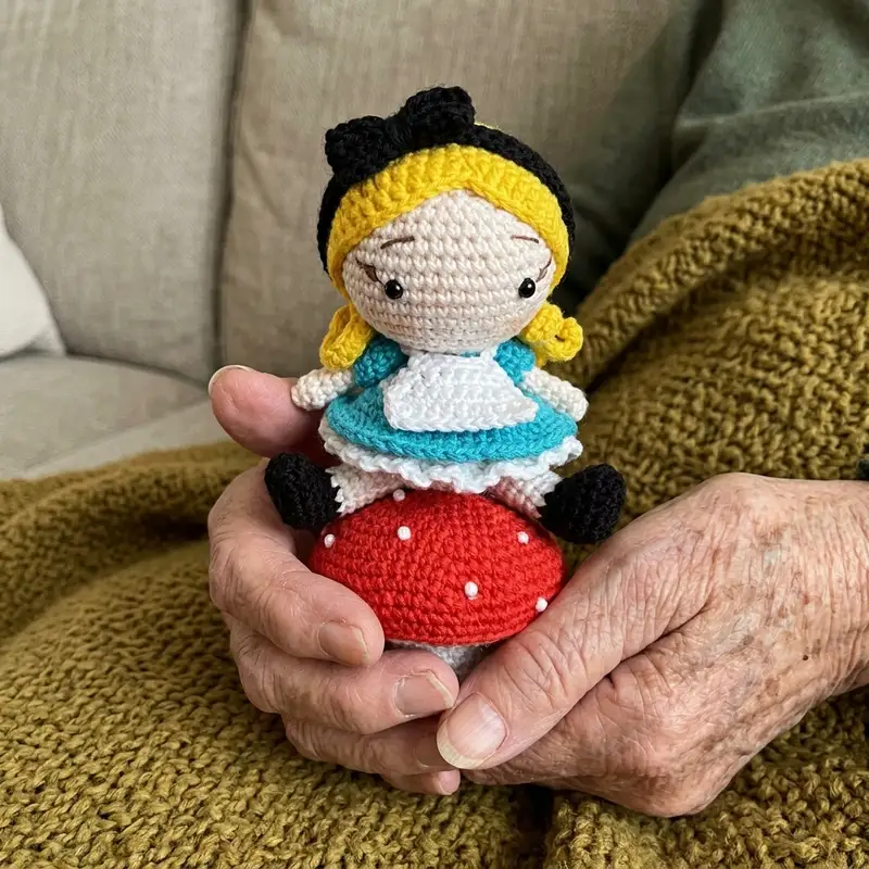 Quality crochet pattern: Alice in Wonderland Amigurumi Pattern - Intermediate level guide with complete instructions